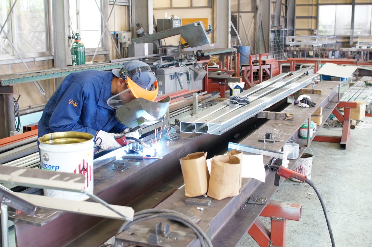鉄工工場内溶接作業中の写真